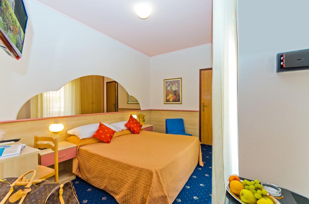 Hotel Victoria Bibione Værelse billede